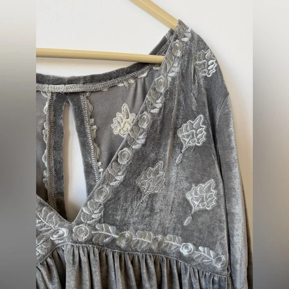 POL Minot Oversized V-Neck Velvet Top - Picture 4 of 9